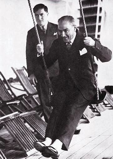 Atatürk düşmanların elinden sen kurtardın vatanı